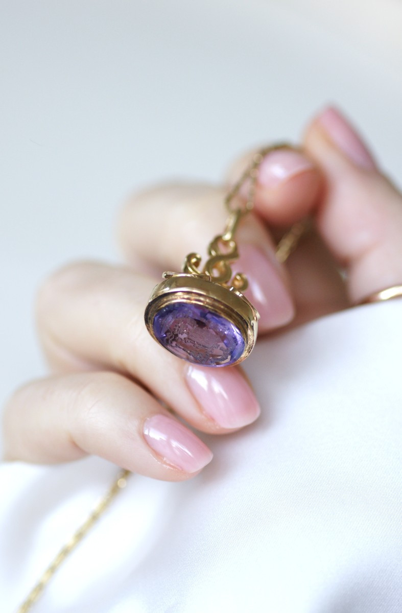 Antique Seal Pendant In Yellow Gold And Intaglio Amethyst With Ecclesiastical Coat Of Arms