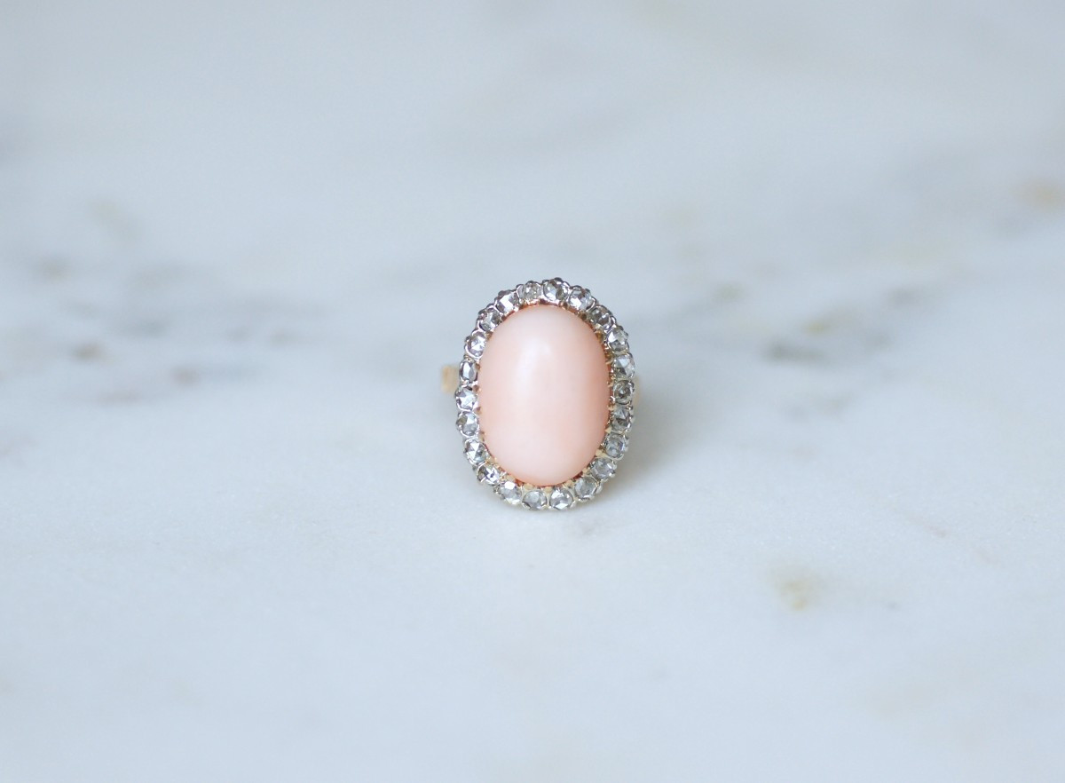 Bague Marguerite Belle Epoque Corail Peau d'Ange Entourage Diamants