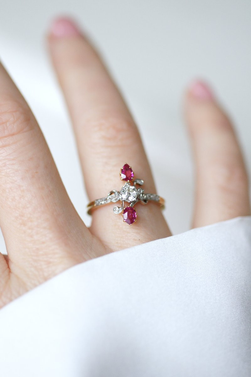 Bague Toi et Moi Belle Epoque Rubis Poire et Diamants sur Or Jaune et Platine-photo-2