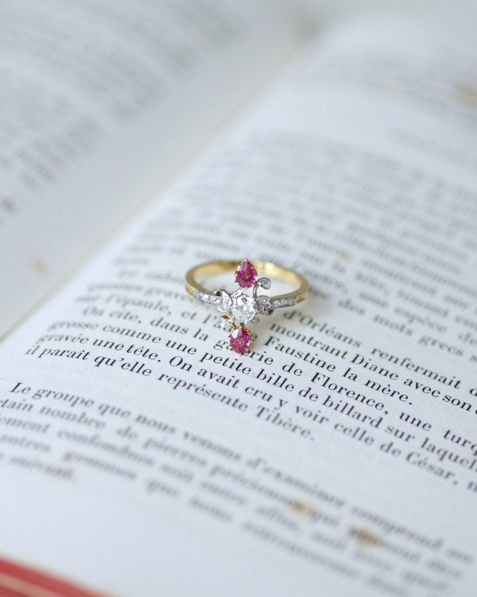 Bague Toi et Moi Belle Epoque Rubis Poire et Diamants sur Or Jaune et Platine