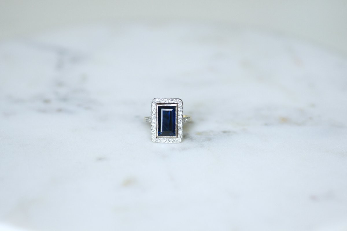 Art Deco Rectangle Ring With 4.40 Carat Sapphire Surrounded By Diamonds On Yellow Gold And Platinum-photo-2