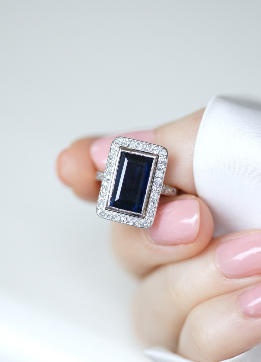 Art Deco Rectangle Ring With 4.40 Carat Sapphire Surrounded By Diamonds On Yellow Gold And Platinum
