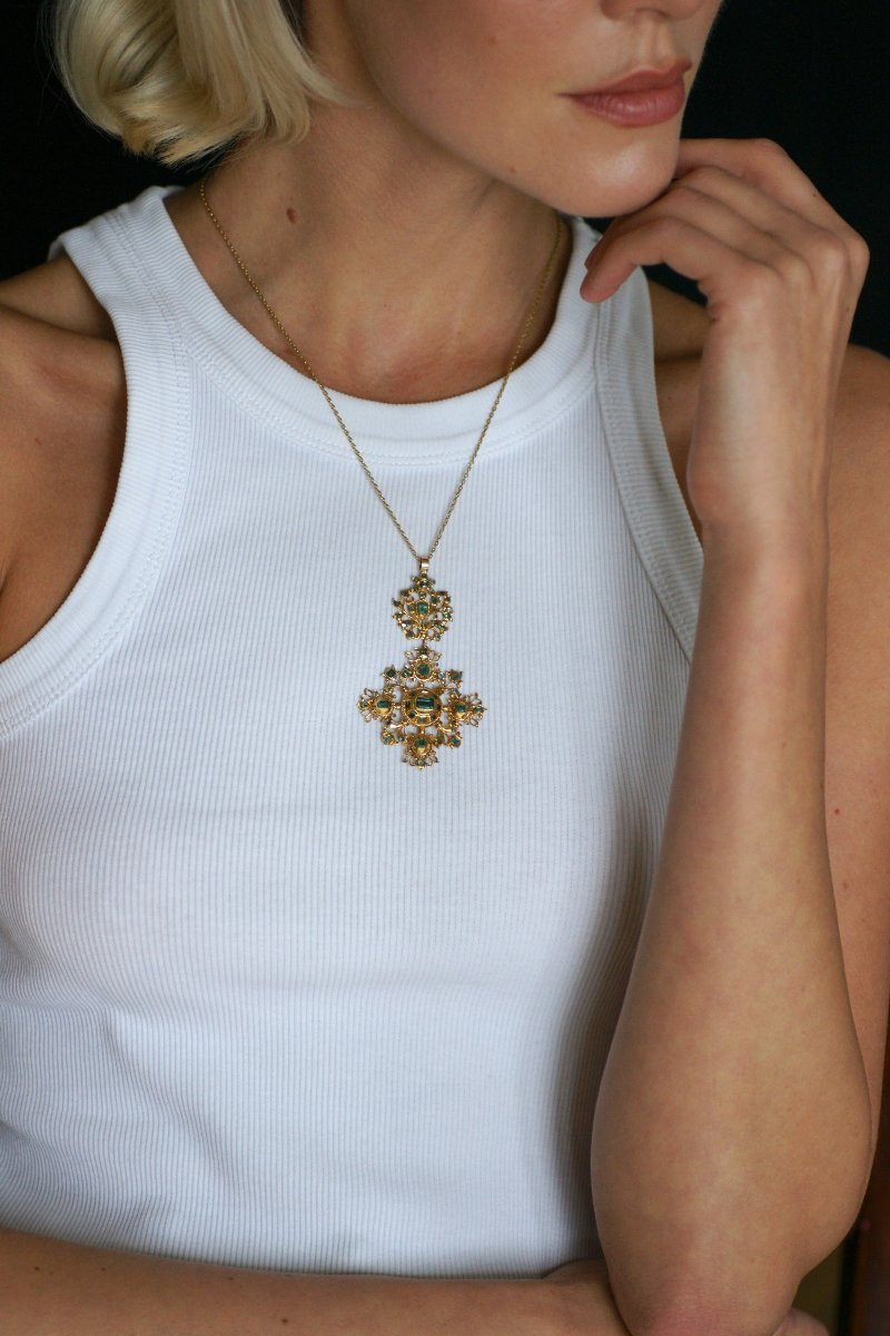 Antique 18th Century Iberian Cross In Yellow Gold And Emeralds-photo-3