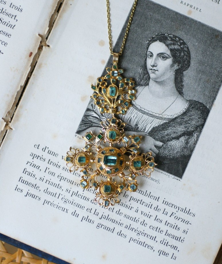 Antique 18th Century Iberian Cross In Yellow Gold And Emeralds