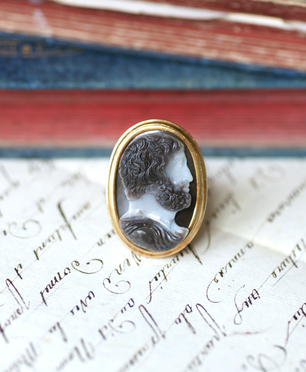 Antique Sardonyx Cameo Signet Ring With Three Layers In Yellow Gold, Unisex