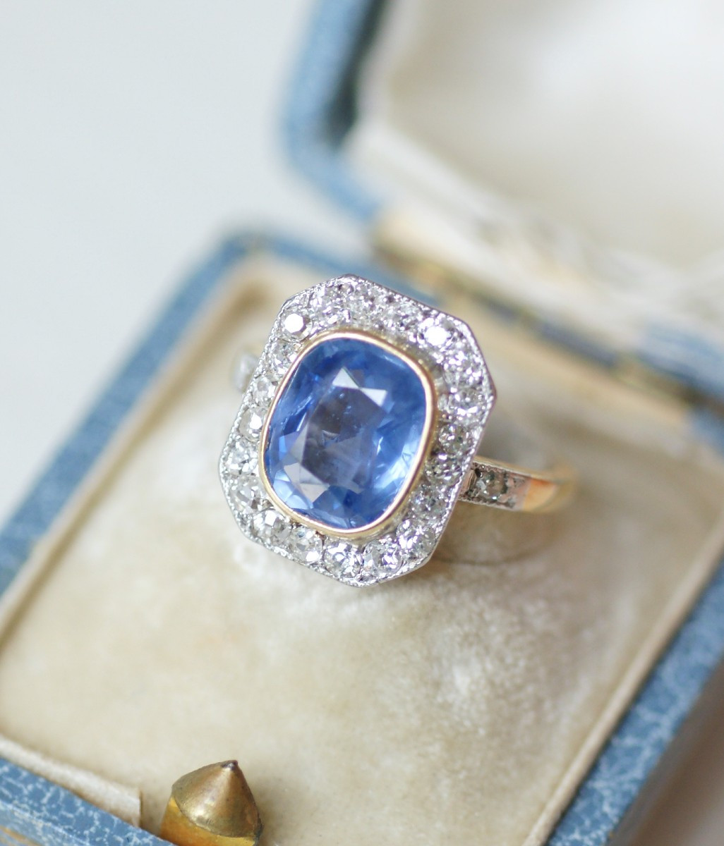 Edwardian Cluster Ring With 4.00 Ct Ceylon Sapphire And Diamond On Yellow Gold And Platinum