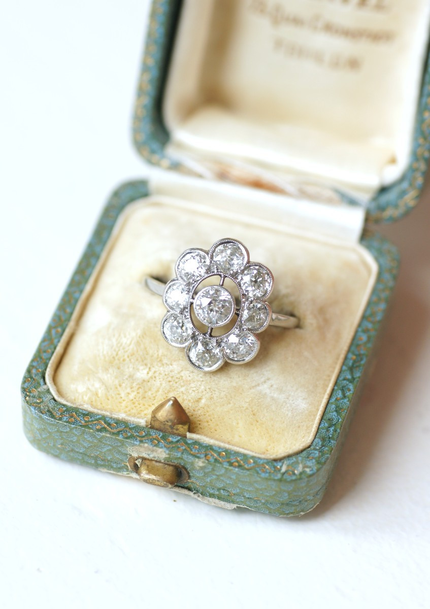 Bague Belle Epoque Marguerite Ovale Diamants 2,95 Cts sur Platine