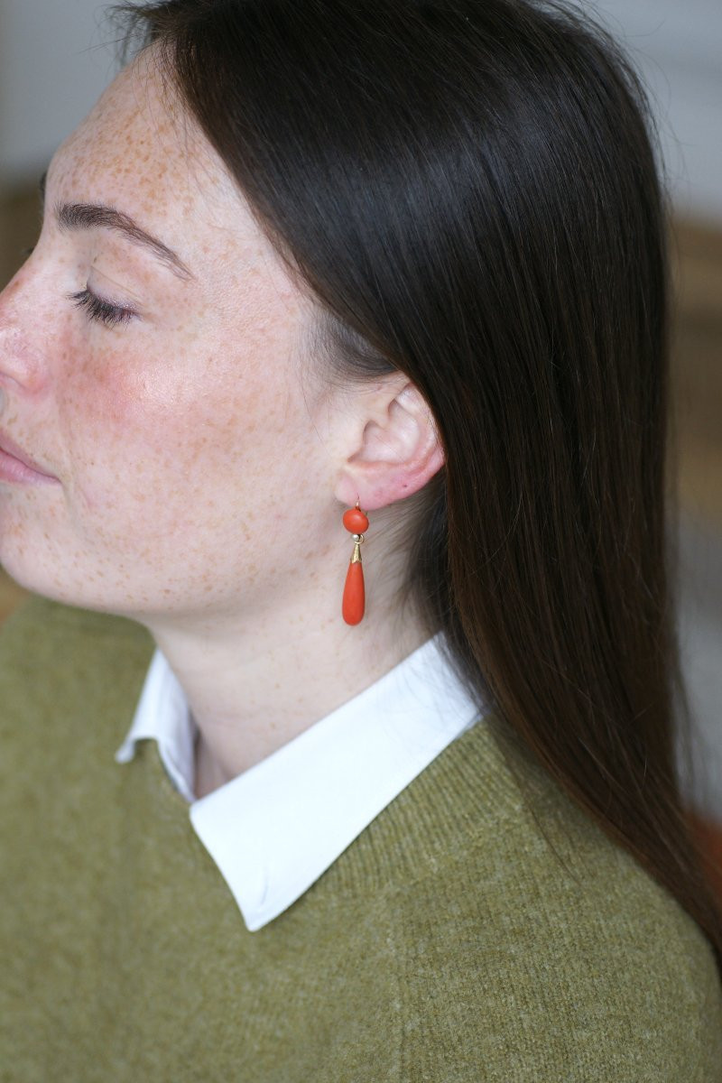 Boucles d'Oreilles Pendantes Anciennes Goutte Corail et Perle sur Or Jaune-photo-2
