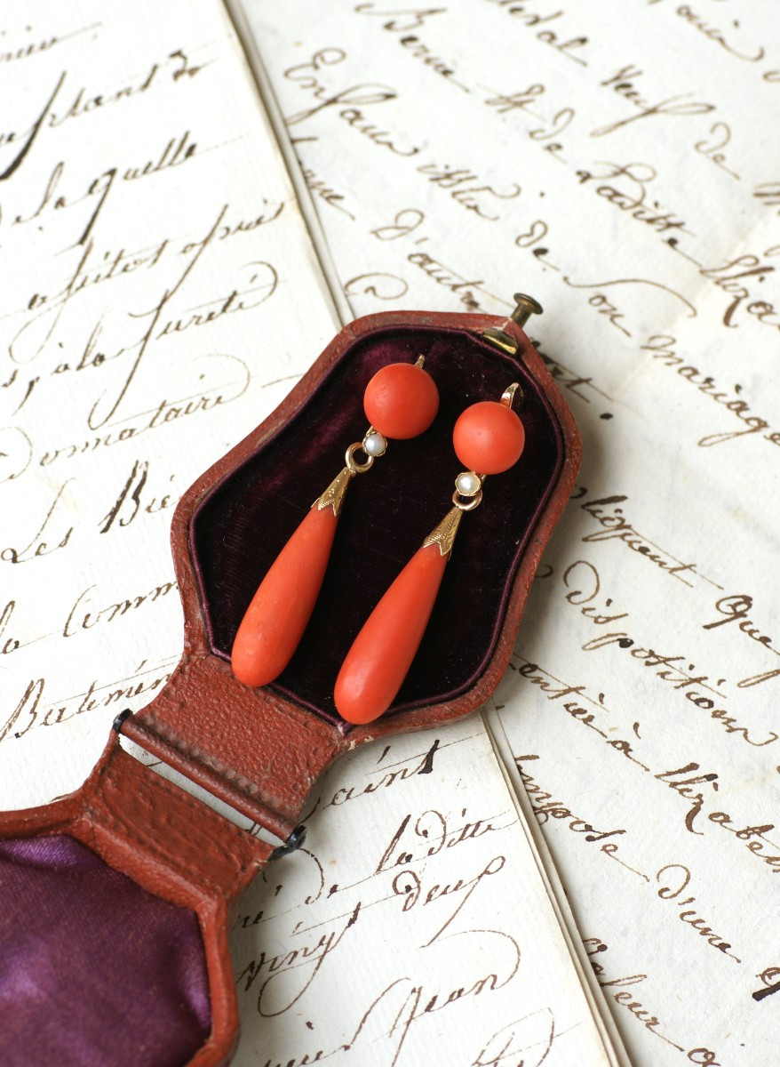 Boucles d'Oreilles Pendantes Anciennes Goutte Corail et Perle sur Or Jaune