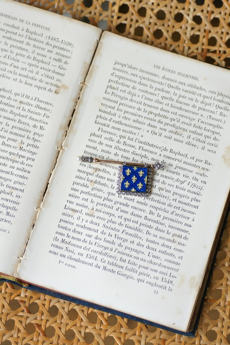 Broche Ancienne Royaliste Drapeau Fleurs de Lys, Diamants, Perle, Email sur Or et Argent-photo-2