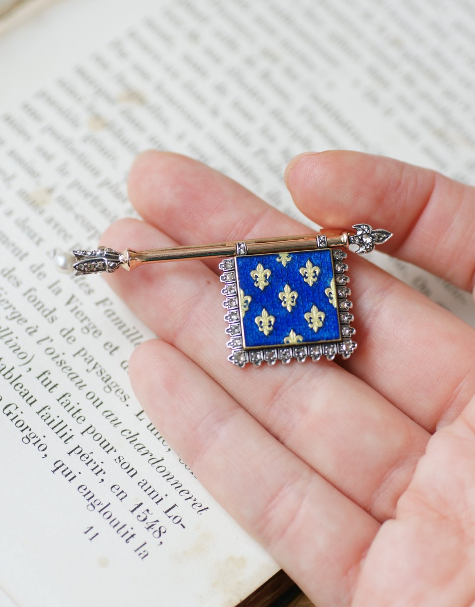 Broche Ancienne Royaliste Drapeau Fleurs de Lys, Diamants, Perle, Email sur Or et Argent