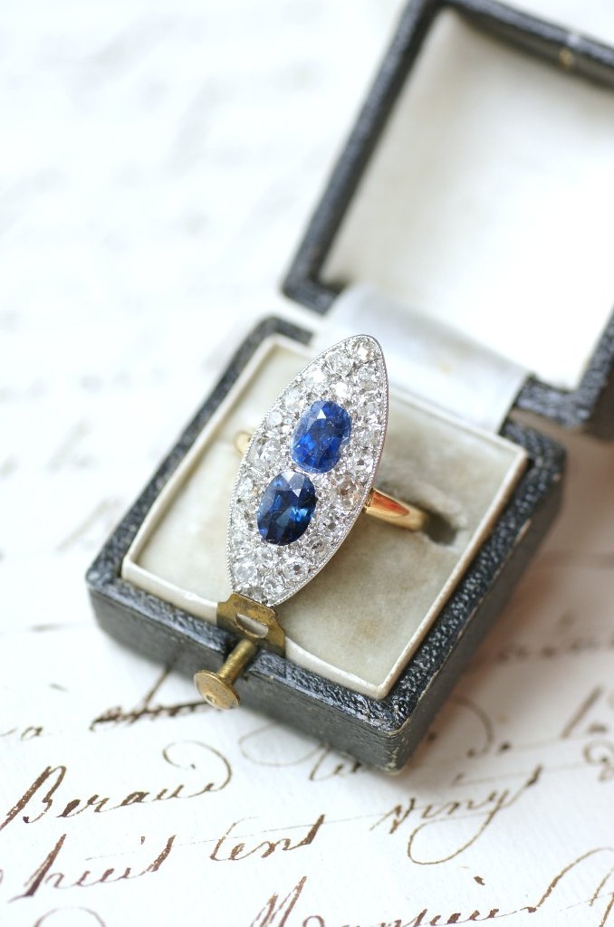 Bague Marquise Edouardienne Saphirs de Ceylan Non Chauffés et Diamants sur Or Jaune et Platine