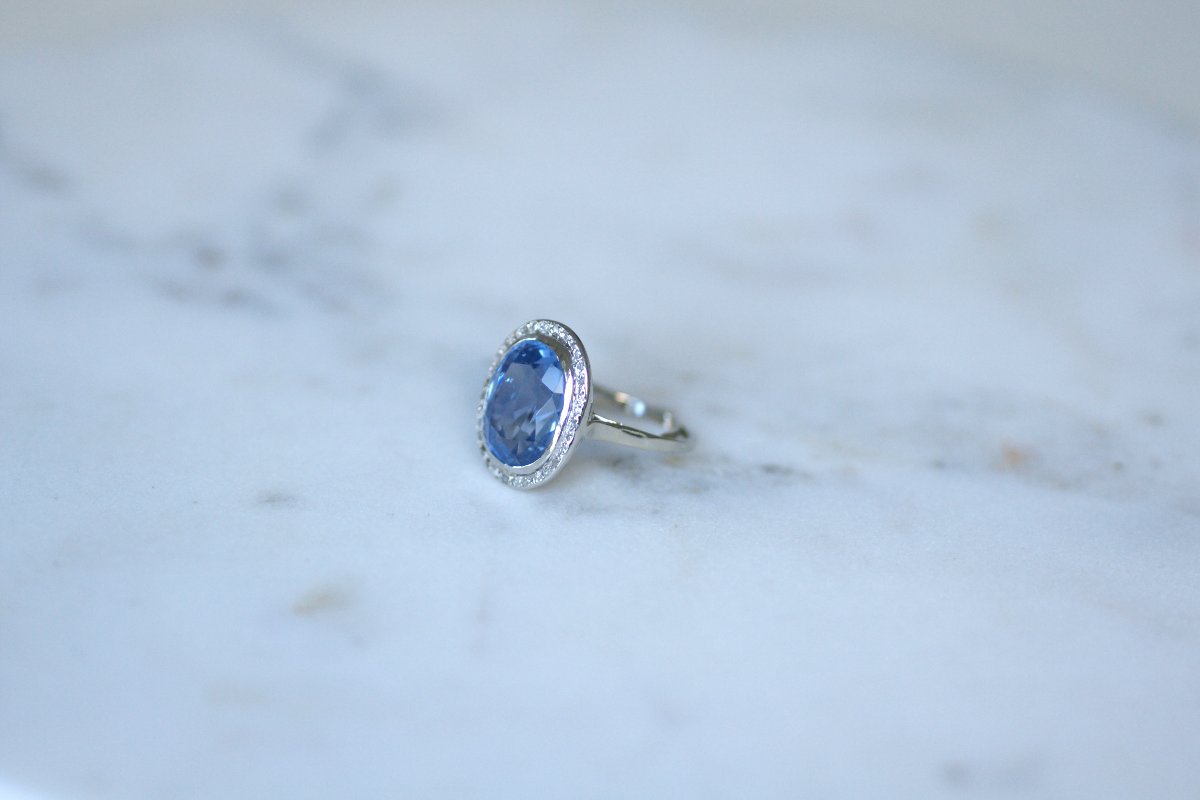 Bague Ovale Art Déco Saphir de Ceylan Non Chauffé 10,50 Cts et Diamants sur Or et Platine-photo-2