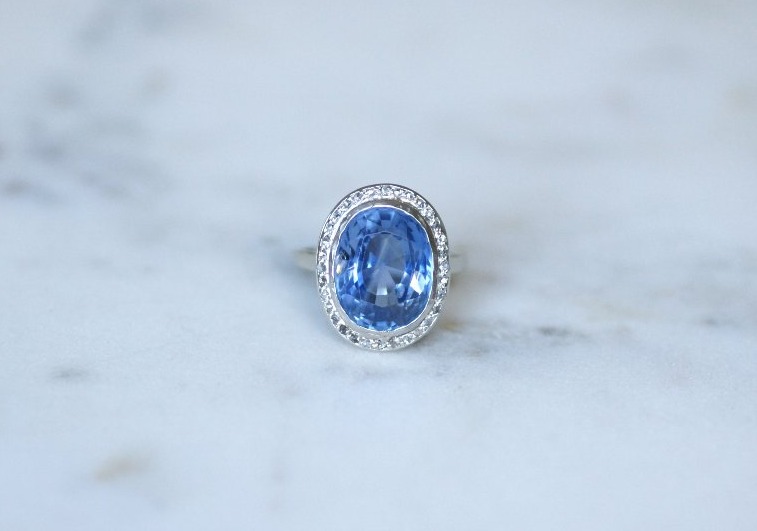 Bague Ovale Art Déco Saphir de Ceylan Non Chauffé 10,50 Cts et Diamants sur Or et Platine