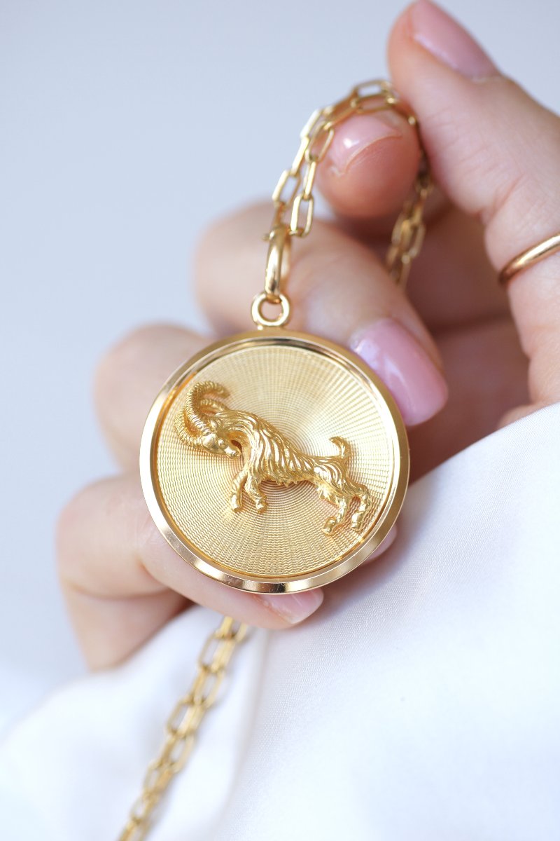 Pendentif Médaille Astrologique Capricorne en Or Jaune Années 60