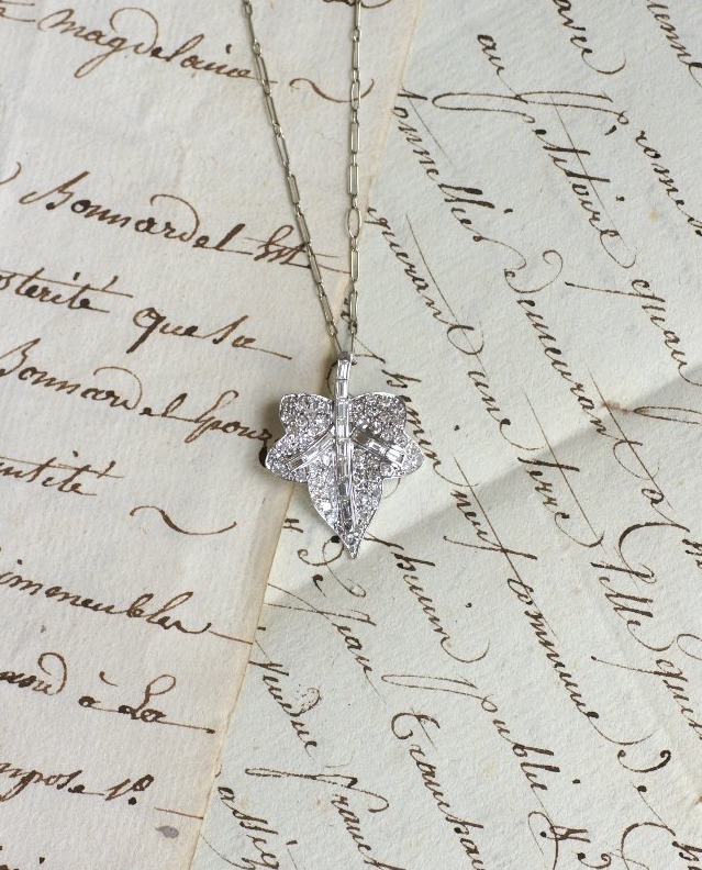 Collier Art Déco Pendentif Feuille Diamants