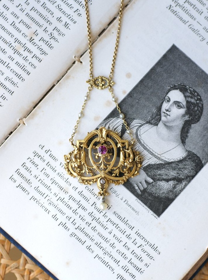 Edwardian Necklace With Burmese Ruby, Diamonds, And Natural Pearls On Yellow Gold