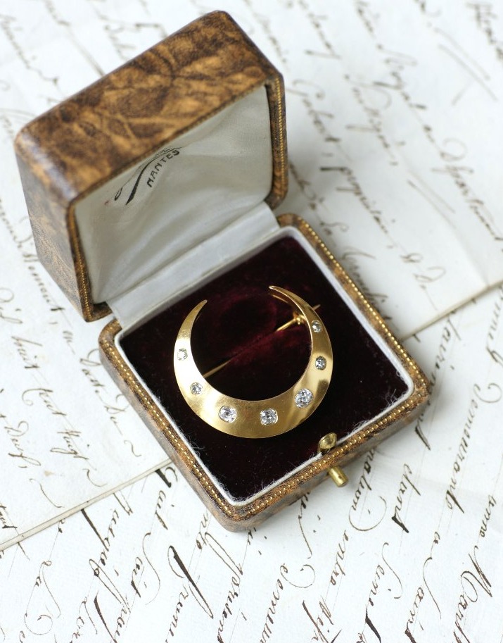 Broche Ancienne Croissant De Lune Diamants Taille Ancienne Coussin 1,10 Cts sur Or Jaune