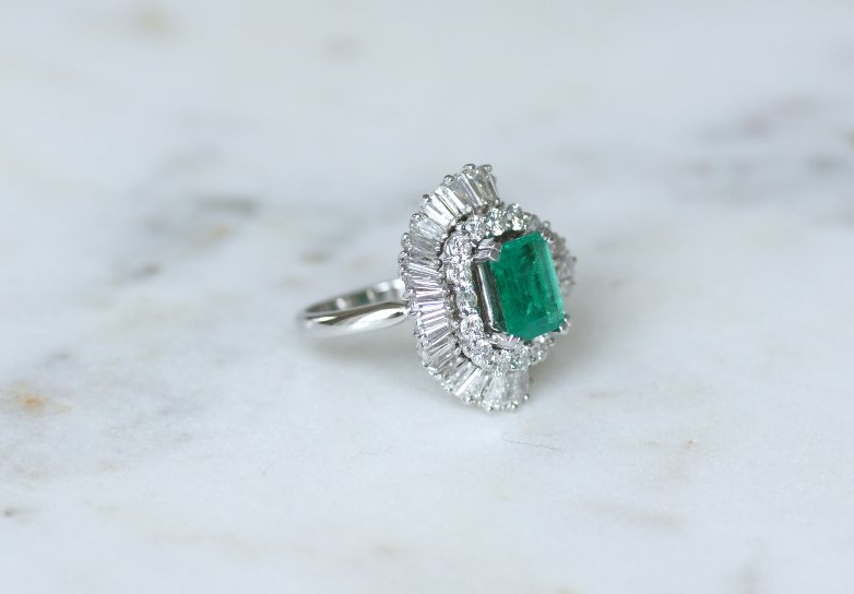 Bague Jupe Emeraude Colombienne et Diamants sur Or Blanc-photo-2