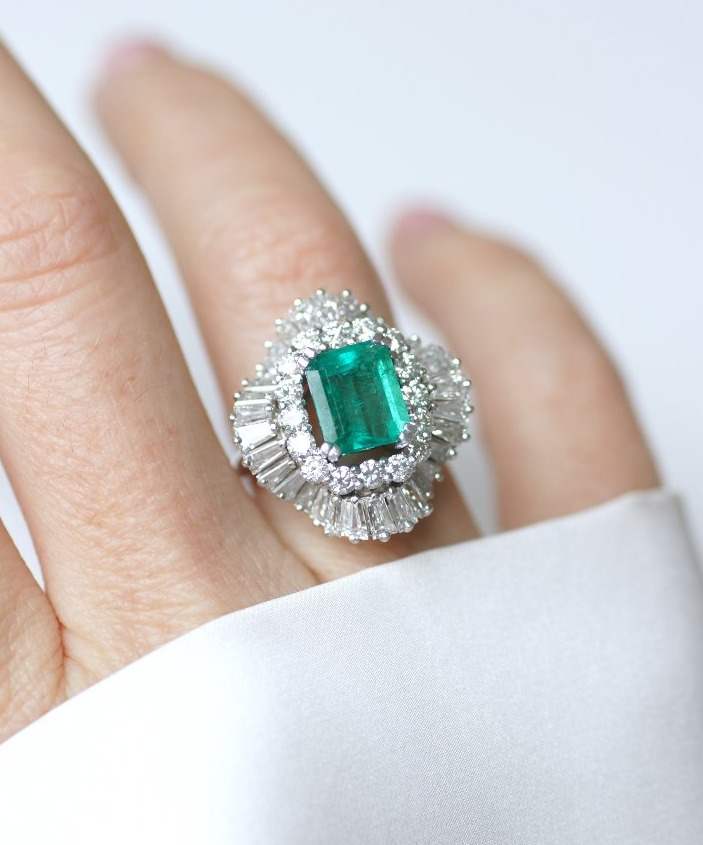 Bague Jupe Emeraude Colombienne et Diamants sur Or Blanc
