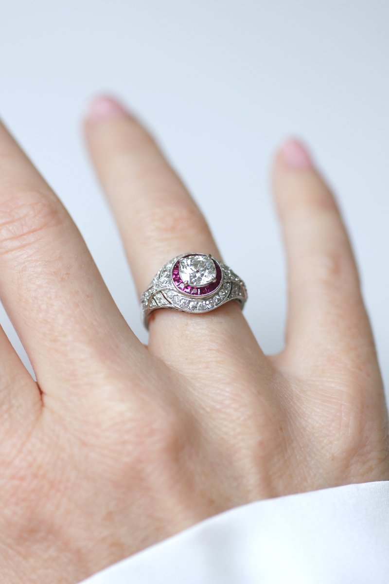 Bague Dôme Art Déco Diamant Coussin 1.30 Cts et Rubis Calibrés sur Platine-photo-2