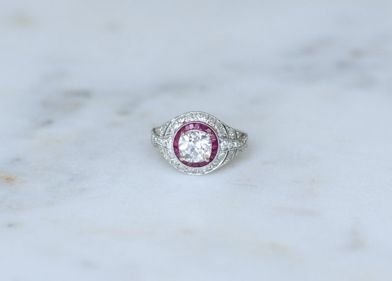 Bague Dôme Art Déco Diamant Coussin 1.30 Cts et Rubis Calibrés sur Platine-photo-3