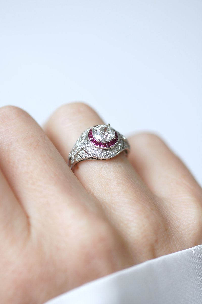 Bague Dôme Art Déco Diamant Coussin 1.30 Cts et Rubis Calibrés sur Platine-photo-4
