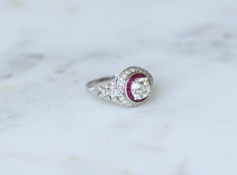 Bague Dôme Art Déco Diamant Coussin 1.30 Cts et Rubis Calibrés sur Platine-photo-1