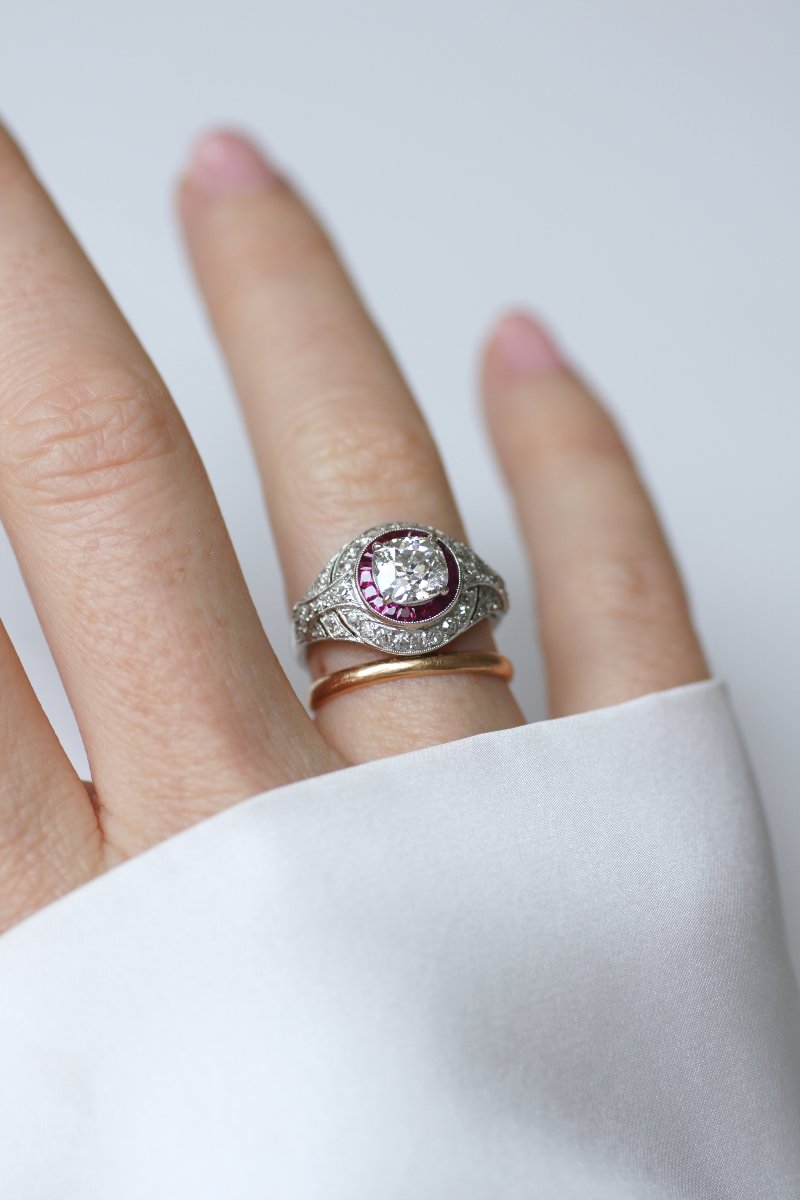 Bague Dôme Art Déco Diamant Coussin 1.30 Cts et Rubis Calibrés sur Platine-photo-2