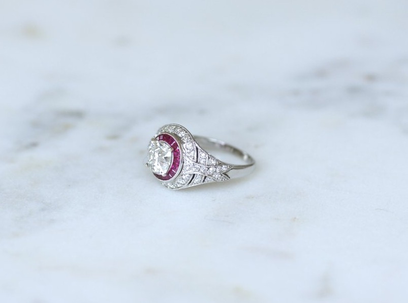 Bague Dôme Art Déco Diamant Coussin 1.30 Cts et Rubis Calibrés sur Platine-photo-3