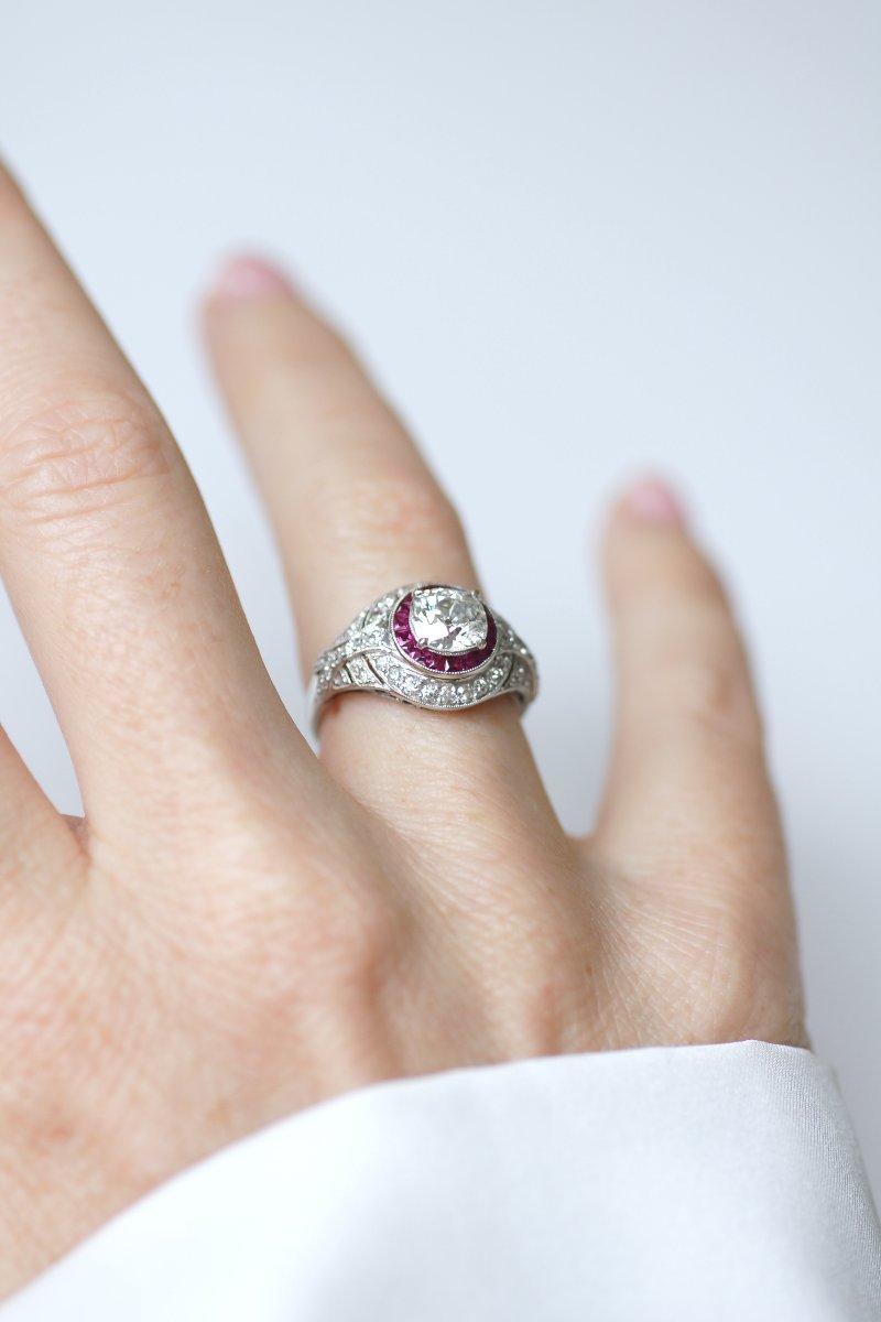 Bague Dôme Art Déco Diamant Coussin 1.30 Cts et Rubis Calibrés sur Platine-photo-5