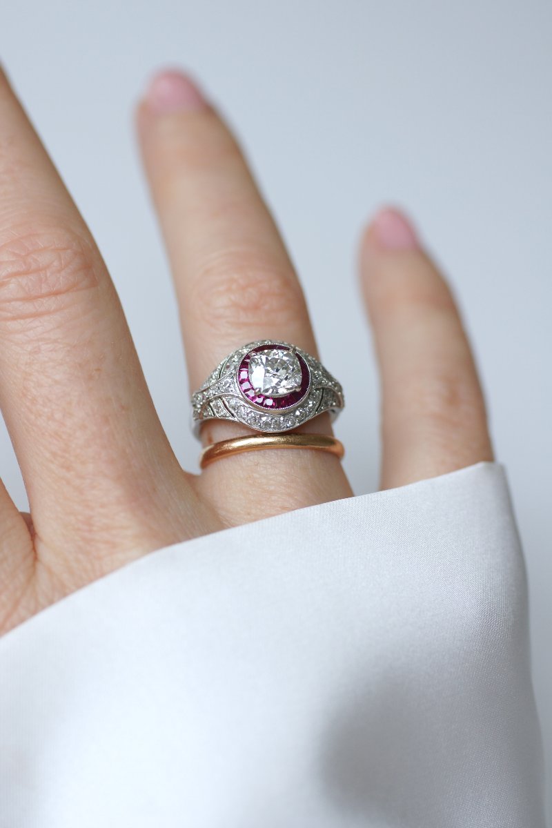 Bague Dôme Art Déco Diamant Coussin 1.30 Cts et Rubis Calibrés sur Platine-photo-7