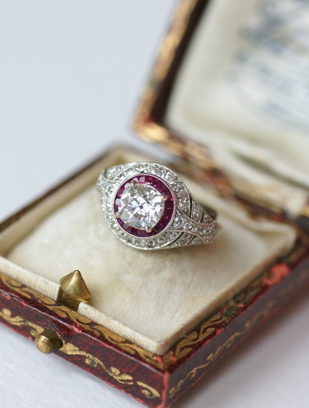 Bague Dôme Art Déco Diamant Coussin 1.30 Cts et Rubis Calibrés sur Platine