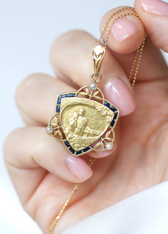 Médaille Art Nouveau Romantique Citation Edmond de Rostand Email Plique à Jour et Perles Fines 