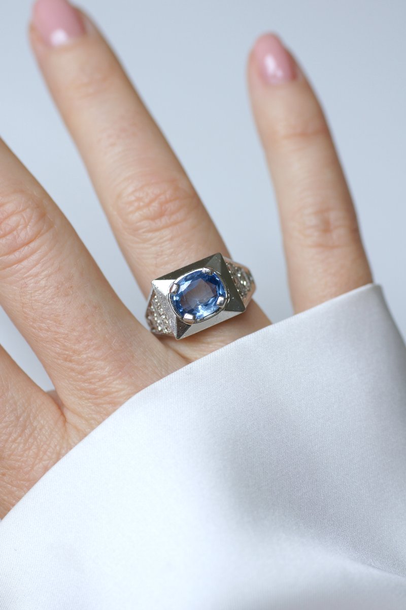Art Deco Signet Ring With A 3.33 Ct No Heat Ceylon Sapphire And Diamonds On Platinum-photo-2