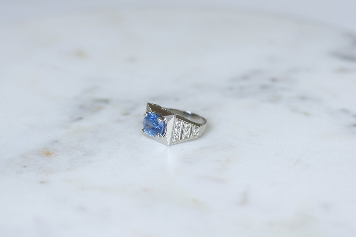 Art Deco Signet Ring With A 3.33 Ct No Heat Ceylon Sapphire And Diamonds On Platinum-photo-1