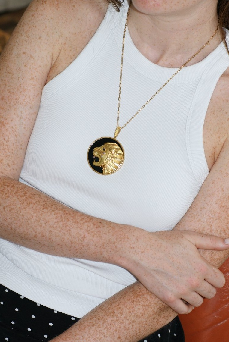 Jean & Pierre Bellin Leo Zodiac Pendant In Yellow Gold And Onyx, 1970s-photo-2