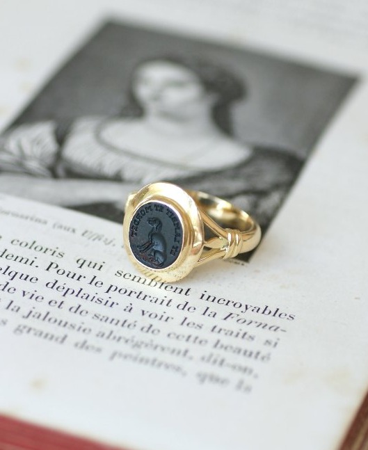 Bague Ancienne Chevalière Intaille Chien Jaspe Sanguin sur Or Jaune