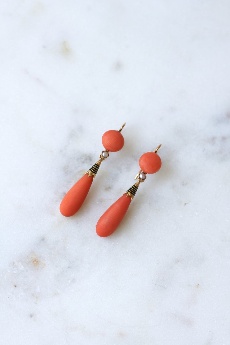 Boucles d'Oreilles Pendantes Anciennes Goutte Corail, Perle et Email sur Or Jaune-photo-2