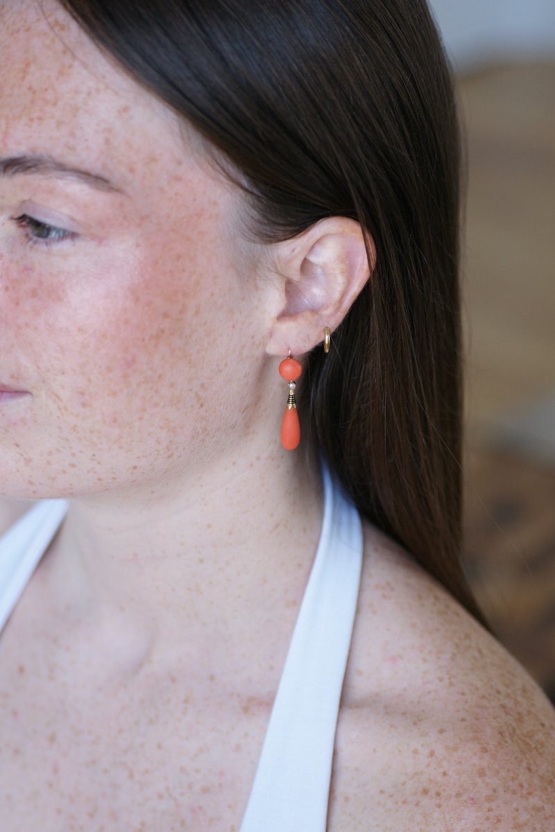 Boucles d'Oreilles Pendantes Anciennes Goutte Corail, Perle et Email sur Or Jaune-photo-1