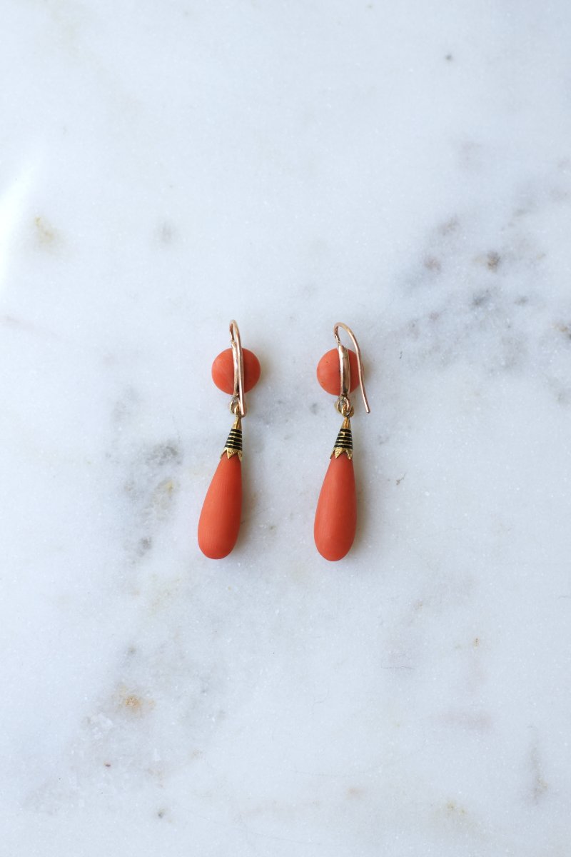 Boucles d'Oreilles Pendantes Anciennes Goutte Corail, Perle et Email sur Or Jaune-photo-2