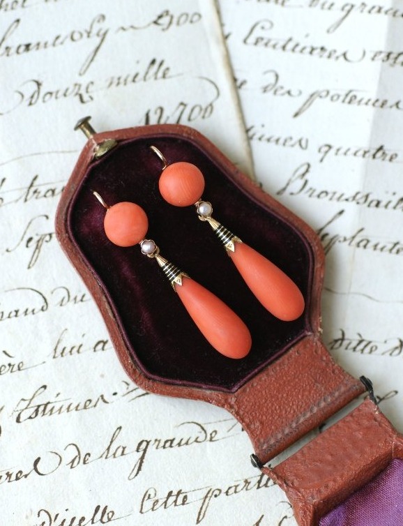 Boucles d'Oreilles Pendantes Anciennes Goutte Corail, Perle et Email sur Or Jaune