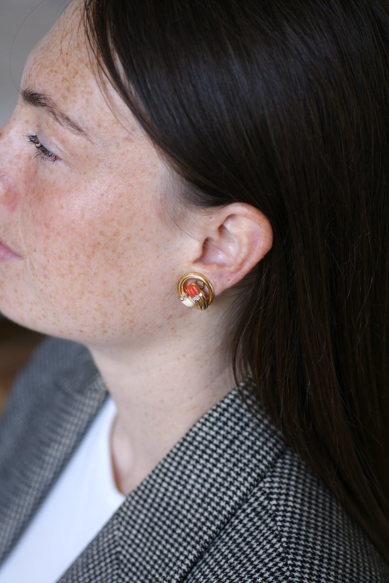 Boucles d'Oreilles Toi et Moi Corail et Diamants en Or Jaune Années 70-photo-2
