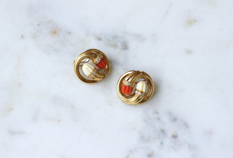 Boucles d'Oreilles Toi et Moi Corail et Diamants en Or Jaune Années 70-photo-3