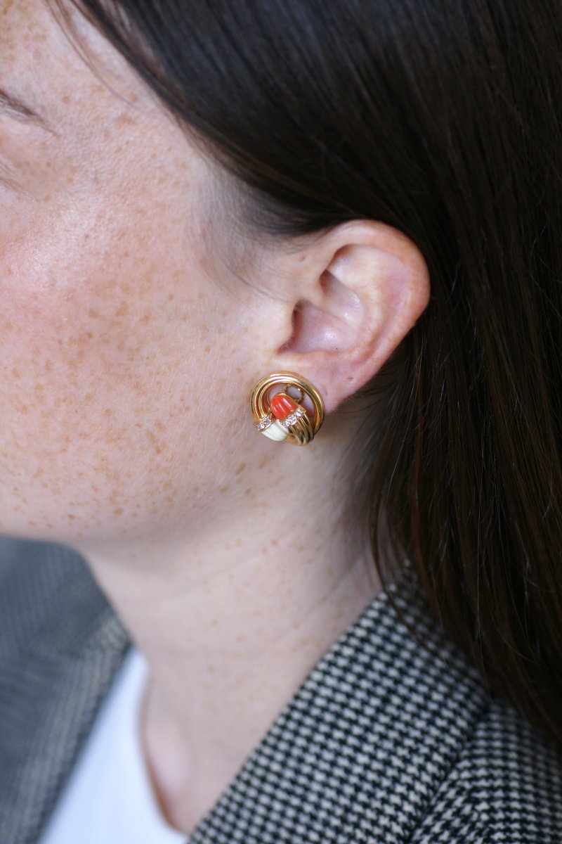 Boucles d'Oreilles Toi et Moi Corail et Diamants en Or Jaune Années 70-photo-2