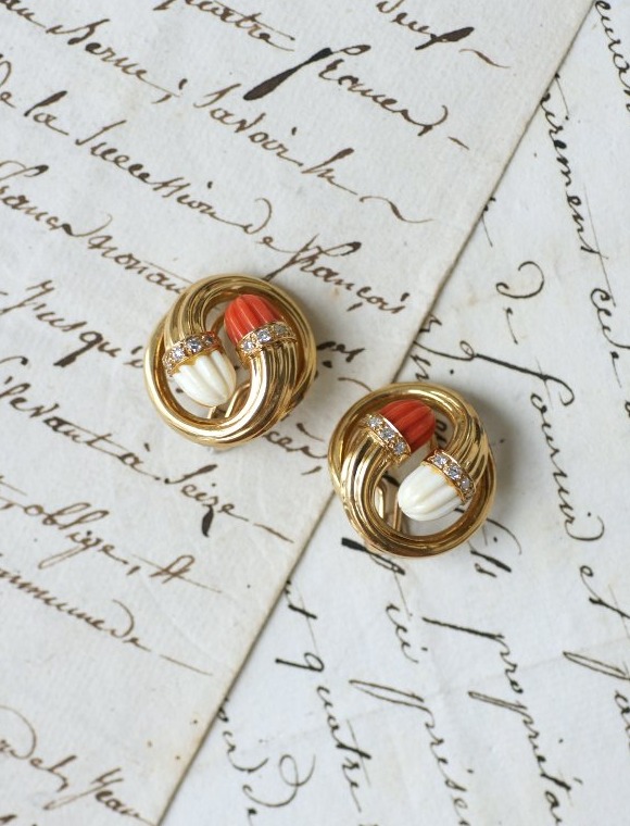 Boucles d'Oreilles Toi et Moi Corail et Diamants en Or Jaune Années 70