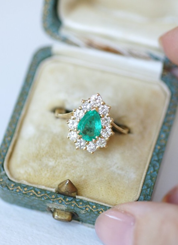 Bague Emeraude Colombienne Poire 1.30 Cts Entourage Diamants sur Or Jaune