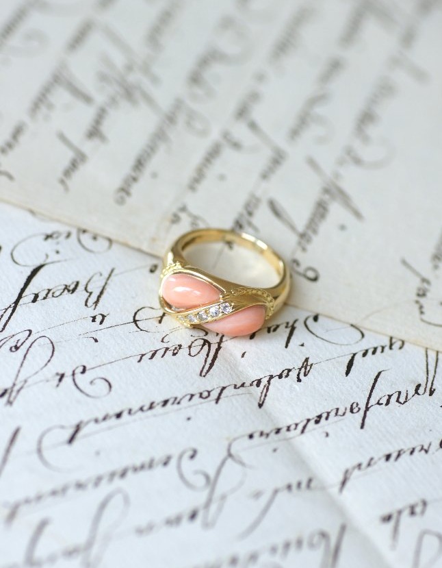 Jean & Pierre Bellin Bague Cabochon de Corail et Diamant sur Or Jaune