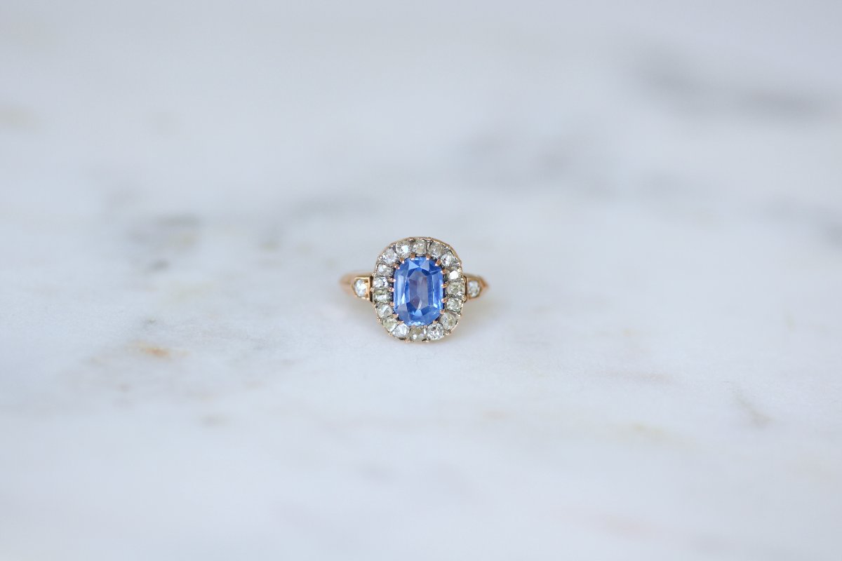 Victorian Cluster Ring With A 2.00 Carats Ceylon Sapphire And Diamonds Set In Rose Gold-photo-2