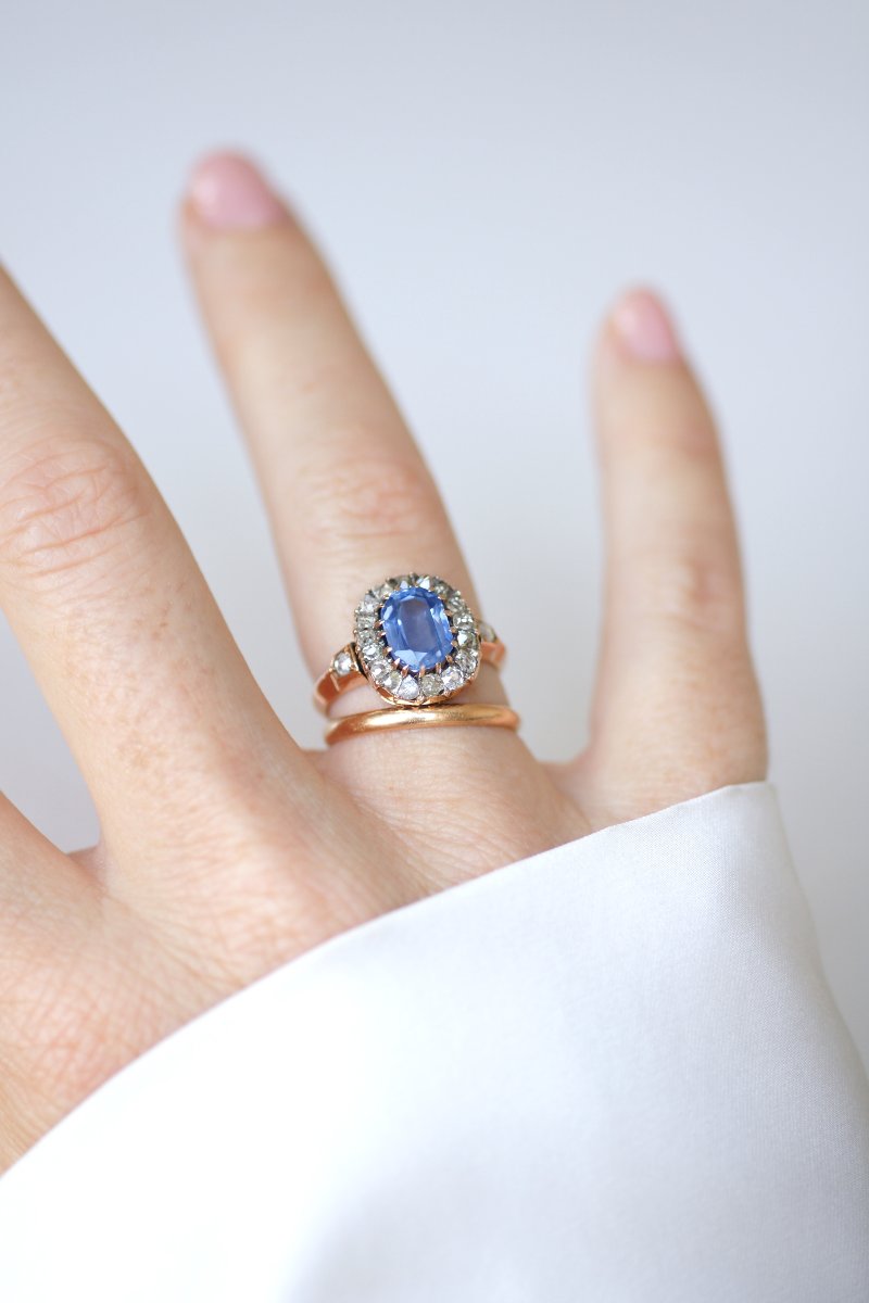 Victorian Cluster Ring With A 2.00 Carats Ceylon Sapphire And Diamonds Set In Rose Gold-photo-3